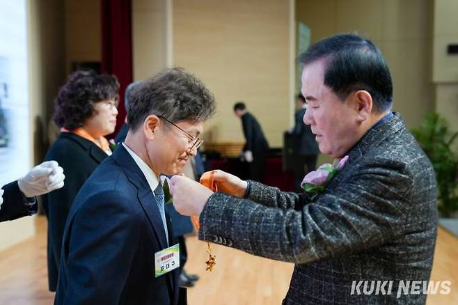 김지철 충남교육감이 28일 청내 대강당에서 2월말 퇴임교원에게 정부포상을 전수하고 있다.