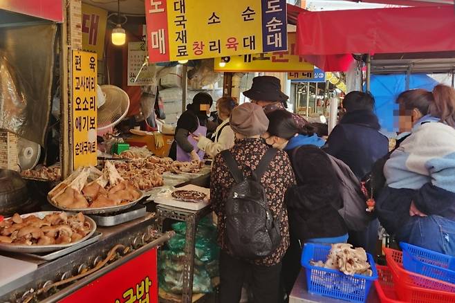 28일 낮 12시쯤 서울 동대문구 경동시장의 한 순대 도매 가게. /사진=김미루 기자