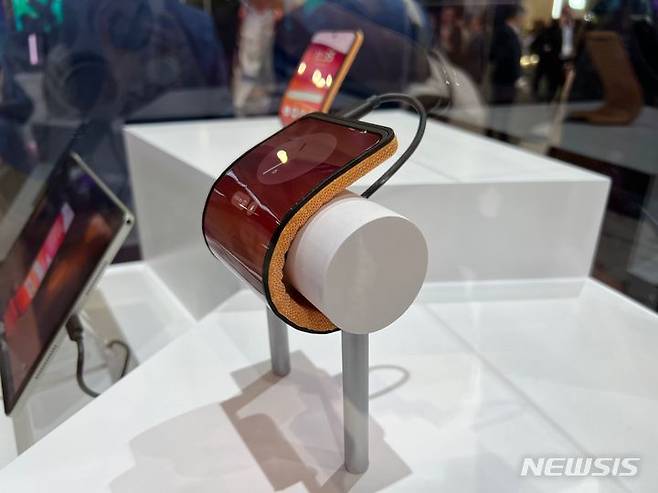 [바르셀로나(스페인)=뉴시스] 심지혜 기자 = 모토로라는 모바일월드콩그레스(MWC 2024)에서 화면을 구부린 채 사용할 수 있는 '벤더블폰' 제품을 선보였다. 2024.02.26. siming@newsis.com
