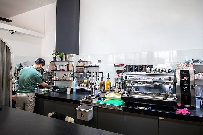 전북 부안군에 위치한 한 커피 전문점의 모습. 사장이 직접 영업을 준비하고 있다. ⓒ김흥구