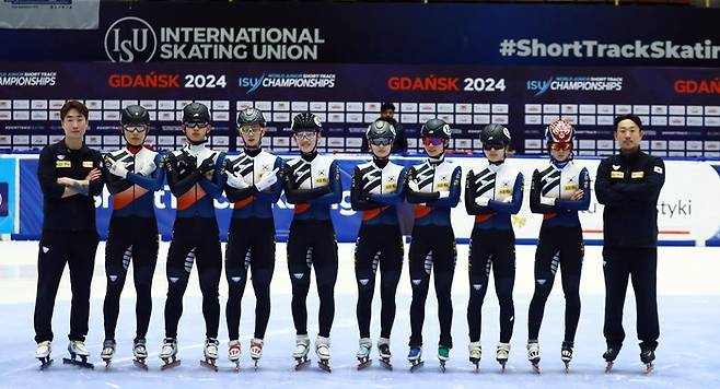 2024 세계 주니어 쇼트트랙 선수권에서 종합 1위를 달성한 한국 선수단. 대한빙상경기 연맹 제공