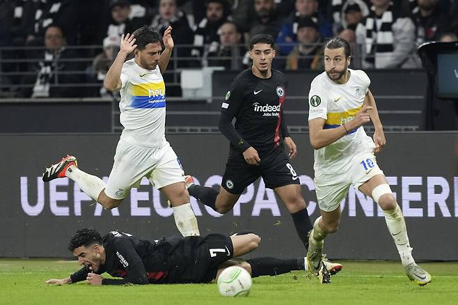 ▲ 아인라흐트 프랑크푸르트 공격수 오마르 마르무쉬는 스트라이커 고픈 팀에는 매력적인 카드다. ⓒ연합뉴스/AP/REUTERS