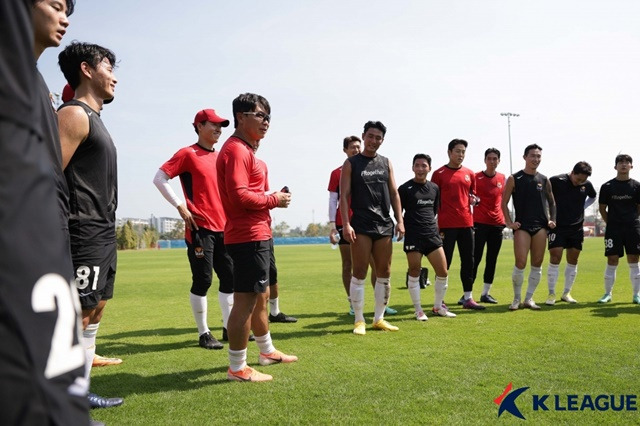 FC서울 전지훈련에서 김기동(가운데) 감독이 선수들과 미팅을 하고 있다. /사진=한국프로축구연맹 제공