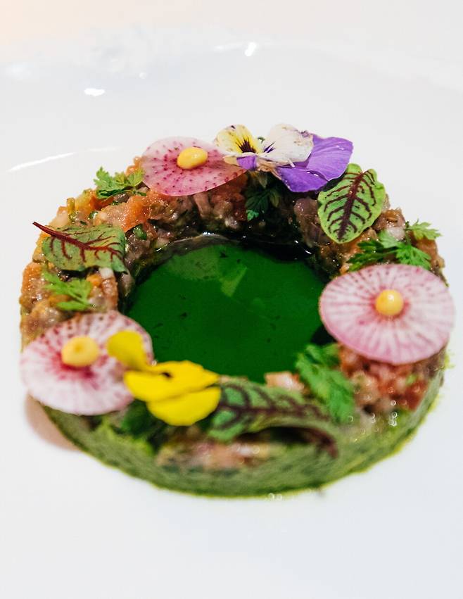 염장 참치 타르타르와 베트남 향채로 만든 허브 오일