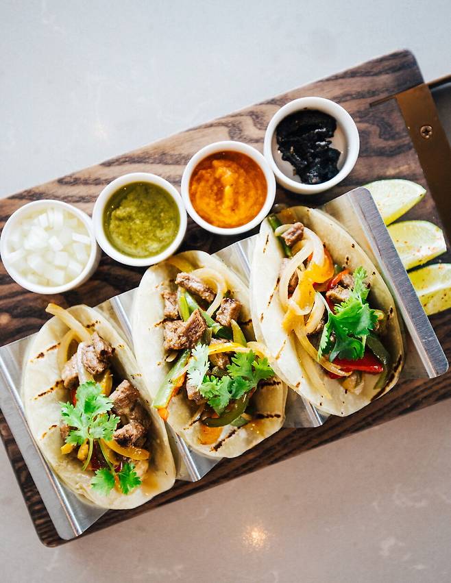 내추라 소고기 타코. 소금을 뿌린 라임을 뿌려 먹는다