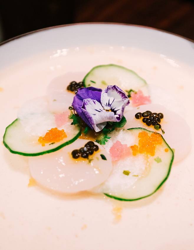 관자와 오이, 캐비어와 날치알. 푸딩처럼 만든 레몬소스