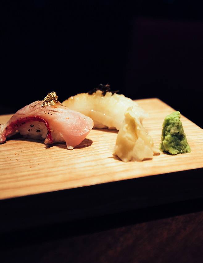 금태와 광어초밥. 살짝 위를 구워 냈다