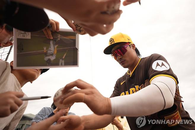 팬들에게 사인해주는 샌디에이고 김하성 [AP=연합뉴스]