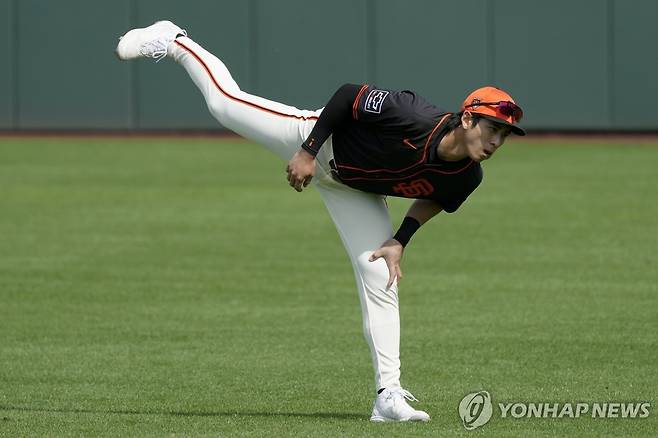 이정후 워밍업 샌프란시스코 자이언츠의 이정후가 시애틀 매리너스와의 시범경기에 앞서 워밍업하는 모습. 2024.2.27 (AP=연합뉴스)