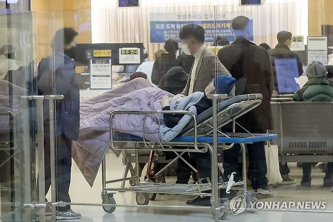 전공의 이탈 장기화에 지치는 의료 현장…병상 축소·환자 불편 [연합뉴스 자료사진]