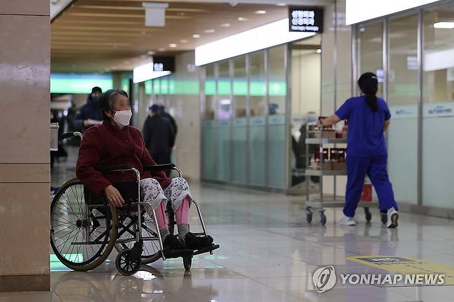 진료 기다리는 환자 (서울=연합뉴스) 임화영 기자 = 전공의 집단 이탈이 일주일 이상 이어지고 있는 가운데 27일 오후 서울의 한 대학병원에서 한 환자가 진료를 기다리고 있다.  2024.2.27 hwayoung7@yna.co.kr