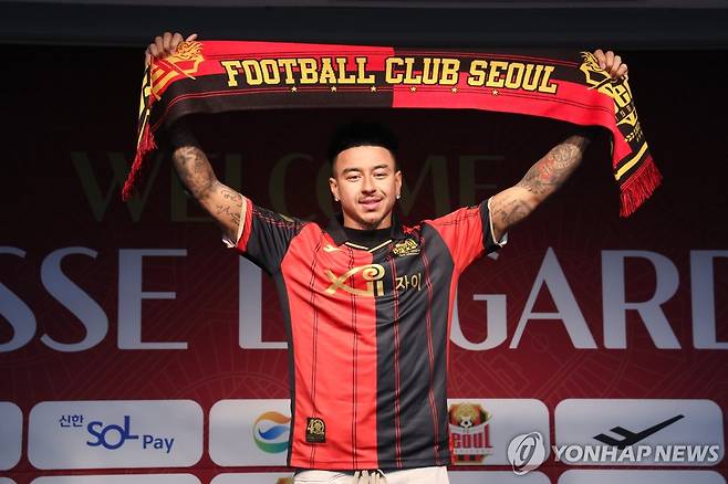 FC서울 입단한 린가드 (서울=연합뉴스) 서명곤 기자 = 제시 린가드가 8일 오후 서울 마포구 서울월드컵경기장에서 열린 FC서울 공식 입단 기자회견에서 포즈를 취하고 있다. 2024.2.8 seephoto@yna.co.kr