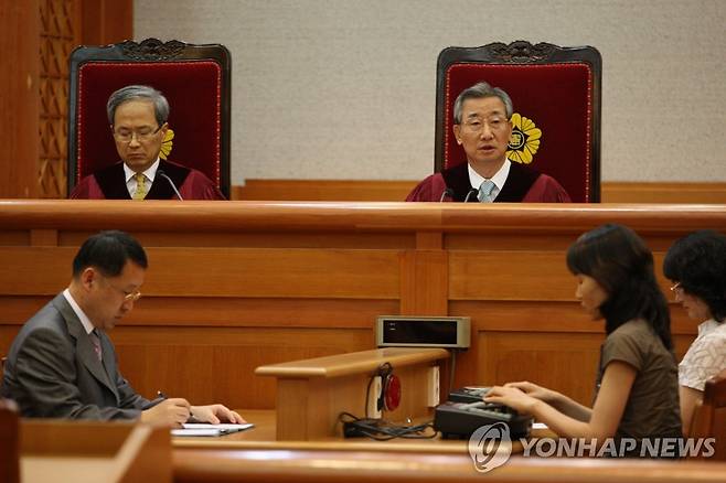 헌재 "'태아 성감별 금지' 헌법에 불합치" 태아 성(性)감별 고지를 금지한 의료법 조항에 대해 헌법불합치 결정이 내려졌다. 헌법재판소 전원재판부는 31일 산부인과 의사 등이 "태아의 성 감별고지를 무조건 금지한 조항은 시대의 변화에 맞지 않고 의료인의 직업활동 자유와 임부의 알권리 등을 침해한다"며 낸 헌법소원 사건에 대해 헌법불합치 결정을 내렸다. 사진은 2008년 7월 31일 오후 결정 모습. [연합뉴스 자료사진]