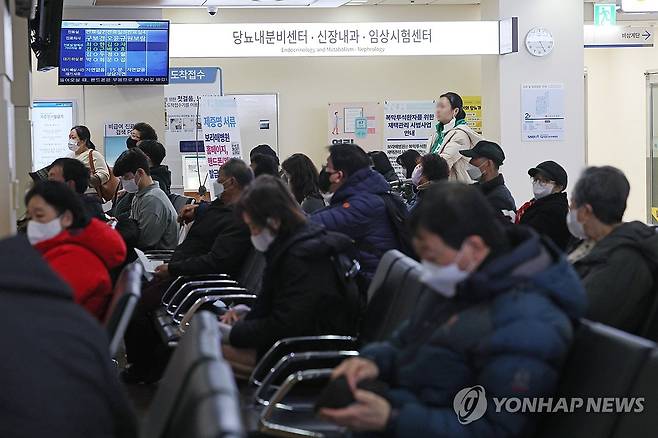 계속되는 환자들의 기다림 27일 오후 서울의 한 대학병원에서 환자들이 진료 및 접수를 위해 대기하고 있다. [연합뉴스 자료사진]