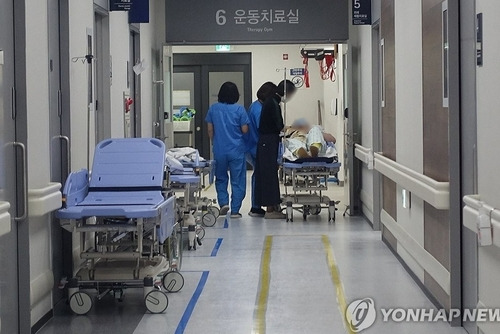 '전공의 집단 행동' 복귀는 언제쯤? (서울=연합뉴스) 김성민 기자 = 전공의 집단행동이 이어지고 있는 27일 서울의 한 대학병원에서 의료진이 이동하고 있다. 2024.2.27 ksm7976@yna.co.kr