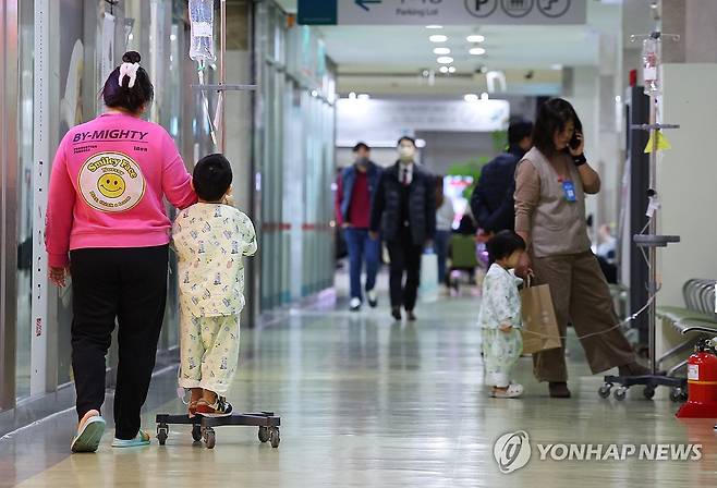 이동하는 어린이 환자들 (인천=연합뉴스) 임순석 기자 = 전공의 집단행동이 이어지고 있는 28일 인천의 한 대학병원에서 어린이 환자들이 이동하고 있다. 2024.2.28 soonseok02@yna.co.kr