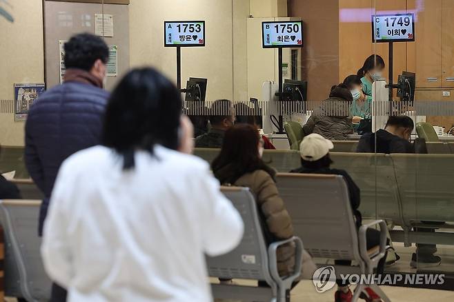 길어지는 의료공백 (서울=연합뉴스) 서대연 기자 = 의대 정원 증원에 반발하는 전공의들의 집단이탈이 장기화하는 가운데 28일 오전 서울 시내 한 대형병원 채혈실 앞이 환자와 의료진 등으로 붐비고 있다. 2024.2.28 dwise@yna.co.kr