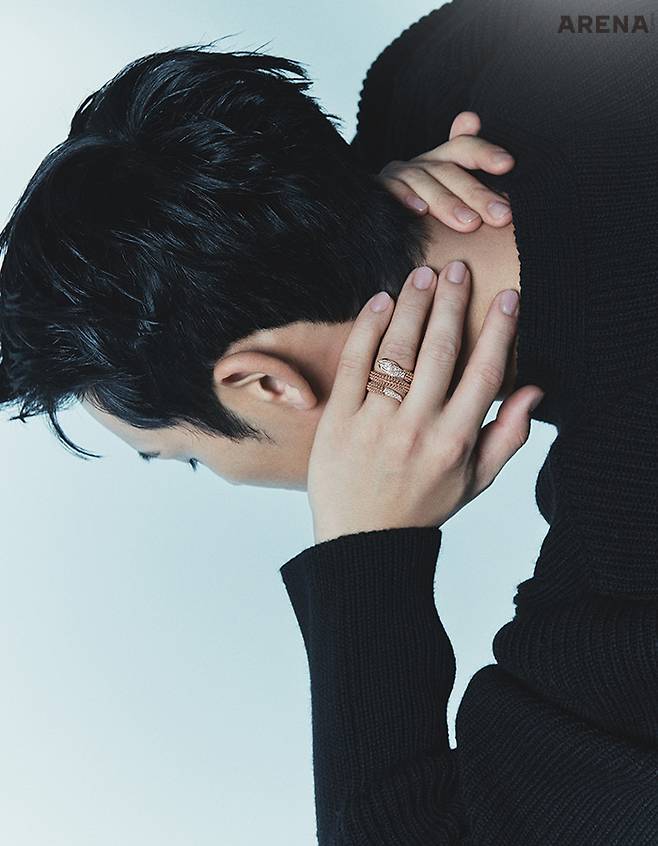 로즈 골드 소재에 뱀 머리와 꼬리에 다이아몬드를 파베 세팅하고, 뱀 눈에 블랙 오닉스를 장식한 세르펜티 링 2340만원 불가리 제품.