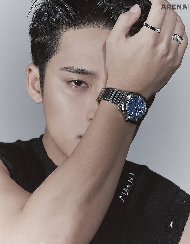 메커니컬 매뉴팩처 무브먼트, 오토매틱 와인딩, 새틴 브러싱 및 폴리싱 처리된 스테인리스 스틸 소재의 케이스와 교체 가능한 브레이슬릿, 블루 클루 드 파리 다이얼, 최대 100m 방수의 불가리 옥토 로마 워치 1030만원·검지의 화이트 골드 소재 비제로원 링 178만원·약지의 화이트 골드 소재에 다이아몬드를 파베 세팅한 비제로원 링 1790만원 모두 불가리 제품.