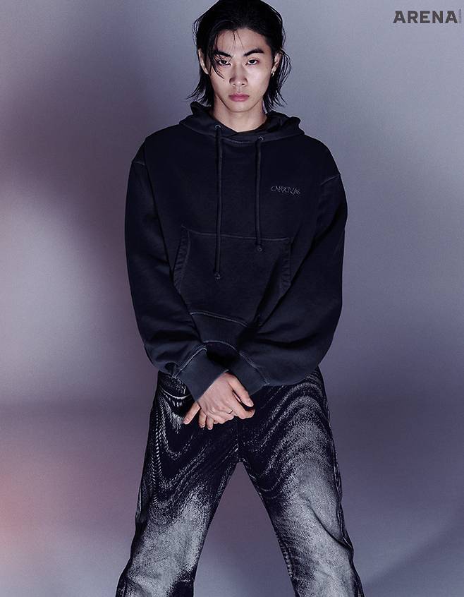 후드와 뒷면 네크라인 사이 절개 디테일을 넣은 후드 티셔츠·등고선 같은 패턴이 돋보이는 팬츠 모두 가격미정 캠퍼랩 제품.