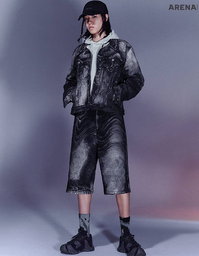 블랙 데님을 연상시키는 등고선 패턴 트러커 재킷·같은 패턴의 하프 팬츠·후드 티셔츠·비대칭 캡·카무플라주 패턴 양말·모노톤 스니커즈 모두 가격미정 캠퍼랩 제품.