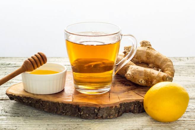 꿀은 오래 전부터 사용해온 기침억제제로 따뜻한 꿀물, 꿀차로 마시면 인후염 증상을 완화할 수 있다. [사진=게티이미지뱅크]
