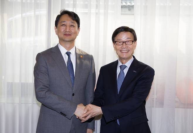 윤진식 한국무역협회 회장(오른쪽)이 29일 안덕근 산업통상자원부 장관을 만나 인사와 함께 기념사진 촬영을 하고 있다(무협 제공). ⓒ 뉴스1