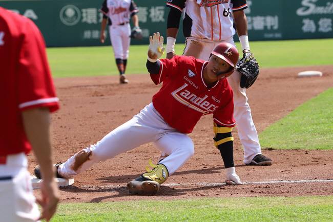 2월 28일 타이난 퉁이 라이온즈전에서 3루타를 터뜨리는 박지환. 사진=SSG 랜더스