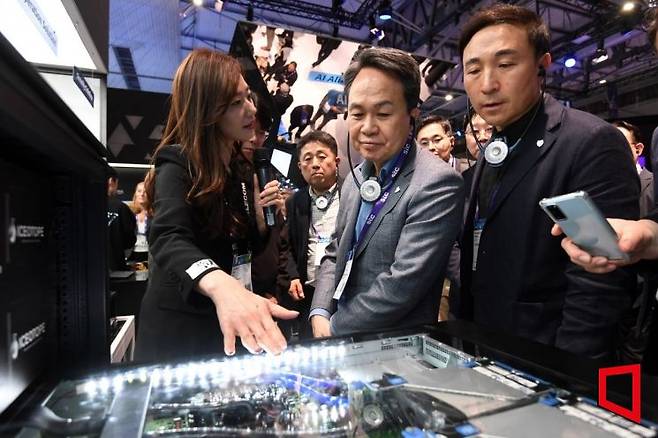 진옥동 신한금융그룹 회장과 문동권 신한카드 사장 및 관계자들이 '모바일 월드 콩그레스(MWC) 2024' 개막 이틀째인 27일(현지시간) 스페인 바르셀로나 피라 그란 비아 전시장에서 SKT 부스를 둘러보고 있다.
진 회장은 금융서비스 발전을 위해 국내 금융권에서는 처음으로 MWC에 직접 참석해 전시관을 둘러봤다. 사진=사진공동취재단