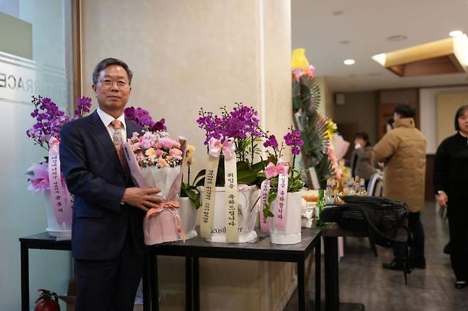 박종률 신임 자원봉사능력개발원 이사장이 취임식에서 축하 꽃다발을 받고 있다.