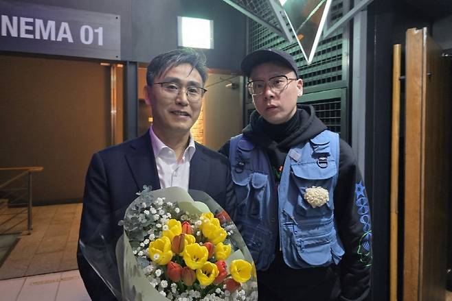 김덕영 감독(왼쪽)과 가수 나얼. /페이스북
