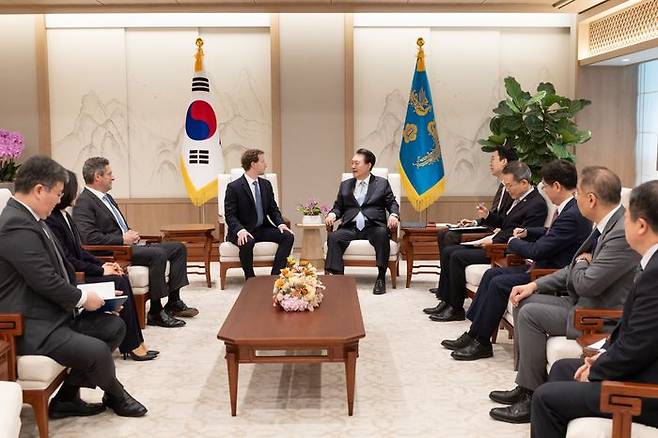 윤석열 대통령이 29일 서울 용산 대통령실 청사에서 마크 저커버그 메타 최고경영자(CEO)를 접견하고 있다. ⓒ대통령실