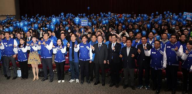 더불어민주당 이재명 대표가 5일 오후 광주 서구 김대중컨벤션센터에서 열린 민주당 영입인재 전국 순회 콘서트에서 참석자들과 총선 승리를 다짐하고 있다. 연합뉴스