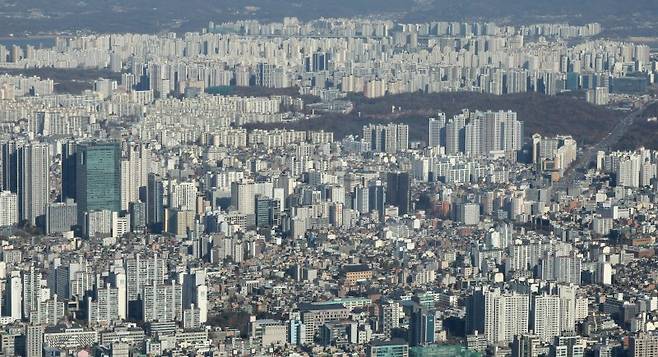 서울 송파구 롯데월드타워 전망대에서 바라본 아파트 단지의 모습. 뉴스1