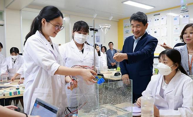 이주호 사회부총리 겸 교육부 장관이 디지털 기반 융합교육 현장을 둘러보며 학생들과 대화하고 있다. *위 사진은 자율형 공립고와 직접적인 관련은 없음. (사진=교육부)