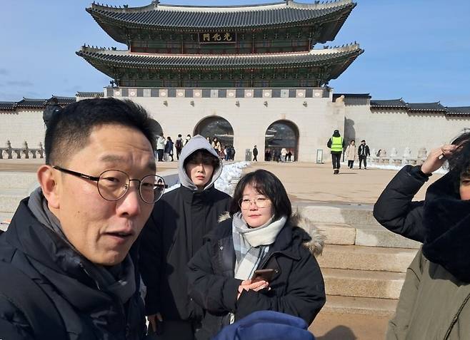 김제동 강담사(왼쪽)가 광화문 앞에서 경복궁 역사 나들이에 참여한 이들에게 광화문이 일제 강점기에 겪어야 했던 역사에 관해 이야기하고 있다. 고경태 기자