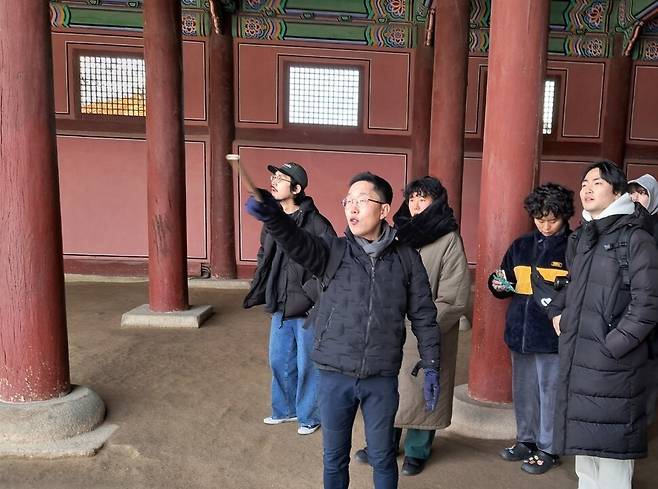 김제동 강담사가 경복궁 안에서 궁궐에 대한 이야기를 풀어내고 있다. 고경태 기자
