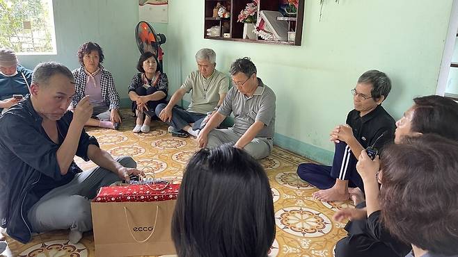 정근식 전 진실화해위 위원장(가운데)이 함께 간 평화기행단 사람들과 함께 하미 마을에서 학살 생존자와 피해자 유가족을 만나고 있다. 정근식 제공