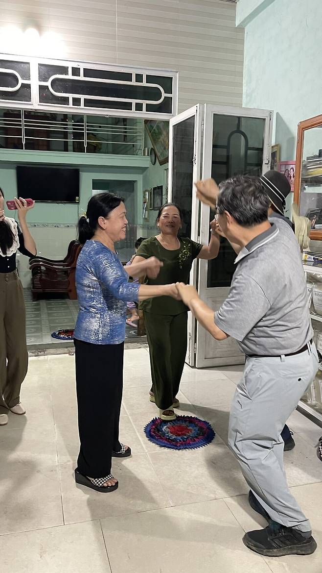 하미 마을 생존자 응우옌티탄(왼쪽), 퐁니 마을 생존자 응우옌티탄과 함께 시간을 보내고 있는 정근식 전 진실화해위 위원장. 베트남 피해자 두 사람은 동명이인이다. 정근식 제공