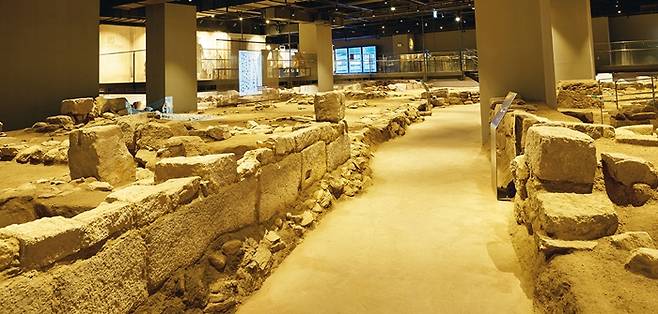 개발과 보존의 상생을 이룬 첫 사례로 꼽히는 공평도시유적전시관(서울 종로구 우정국로 26 지하 1층 소재)의 내부.