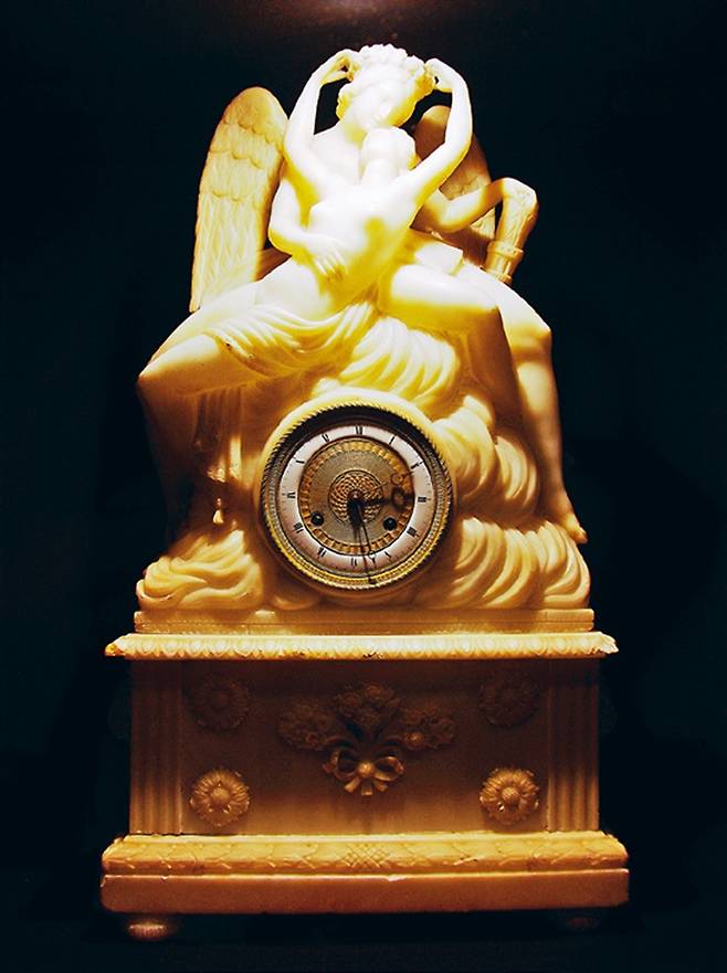 그리스 로마 신화에 나오는 프시케와 에로스의 이야기를 형상화한 대리석 시계. 1880년대 작품이다.