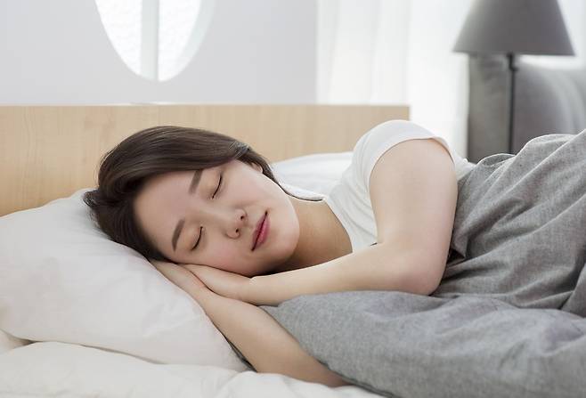 왼쪽으로 누워 자면 역류성 식도염 등 위 질환 예방과 소화 촉진에 도움이 된다./사진=클립아트코리아