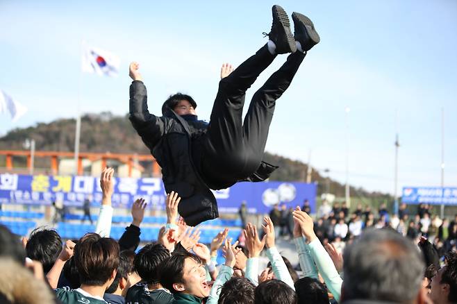 동명대 선수들이 이창원 감독을 헹가래 치는 모습. 사진=대학축구연맹