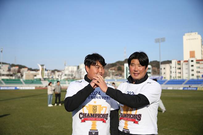 신생팀 동명대의 우승을 이끈 이창원(오른쪽) 감독. 사진=대학축구연맹