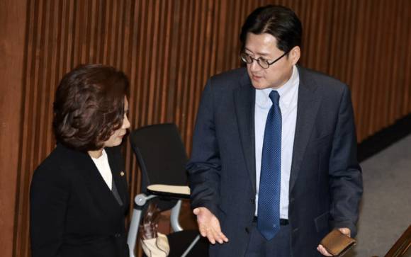 홍익표 더불어민주당 원내대표(오른쪽)가 29일 오후 서울시 영등포구 여의도 국회에서 열린 제413회국회(임시회) 제6차 본회의에서 양이원영 의원과 대화를 하고 있다. [사진=뉴시스]