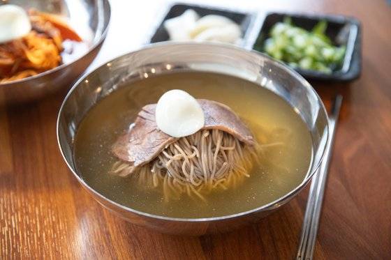 부다면옥의 물냉면. 육향이 진한 평양냉면으로, 절임무와 오이는 따로 내준다. 최승표 기자