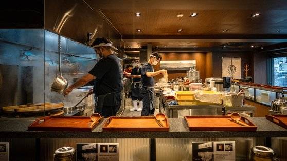 부산 해운대의 일본 라멘집 '나가하마 만게츠'. 36시간 끓인 돈사골로 육수를 낸다. 백종현 기자