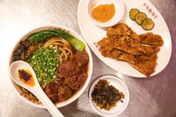뉴러우멘관즈의 대표 메뉴인 우육면. 대만 본토 맛을 재현하고 한국인의 입맛을 고려해 매콤한 맛을 더했다. 오른쪽은 곁들임 메뉴로 인기인 대만식 돼지갈비 돈까스. 최승표 기자