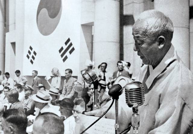 1948년 8월 15일 대한민국 정부 수립을 선포하는 이승만 초대 대통령의 모습. 이 전 대통령의 행적을 조명한 다큐멘터리 영화 '건국전쟁'은 개봉 27일 만에 누적 관객수 100만명을 넘어섰다. 이승만건국대통령기념사업회