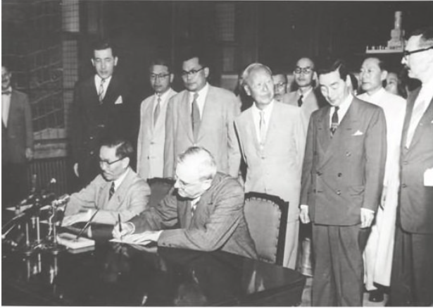 1953년 8월 8일 한미상호방위조약 가(假)조인식을 지켜보고 있는 이승만 대통령(뒷줄 가운데). 사단법인이승만건국대통령기념사업회